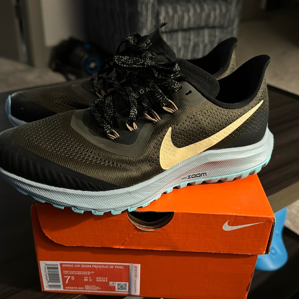 Nike women’s air zoom Pegasus trail